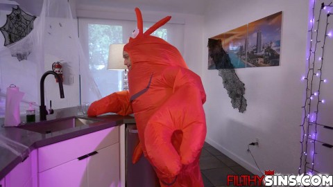 Skyla surprised Naomi with Johnny's hot cock