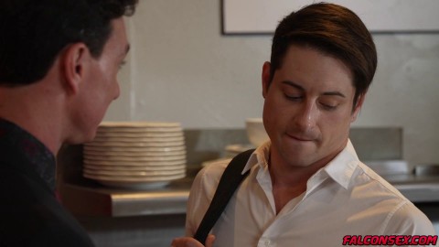 Muscular Cade Maddox fucks Taylor Reign in a kitchen