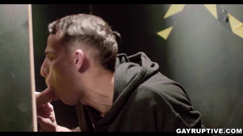 Mason Lear shows his dick for Des Irez to suck at his job