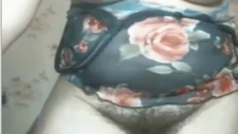 ARAB WIFE SHOWS HER HAIRY PUSSY